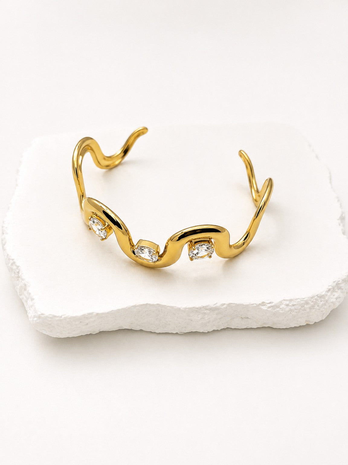 Rosé Luxe Wave Crystal Cuff Bracelet – Elegant Gold Open Bangle