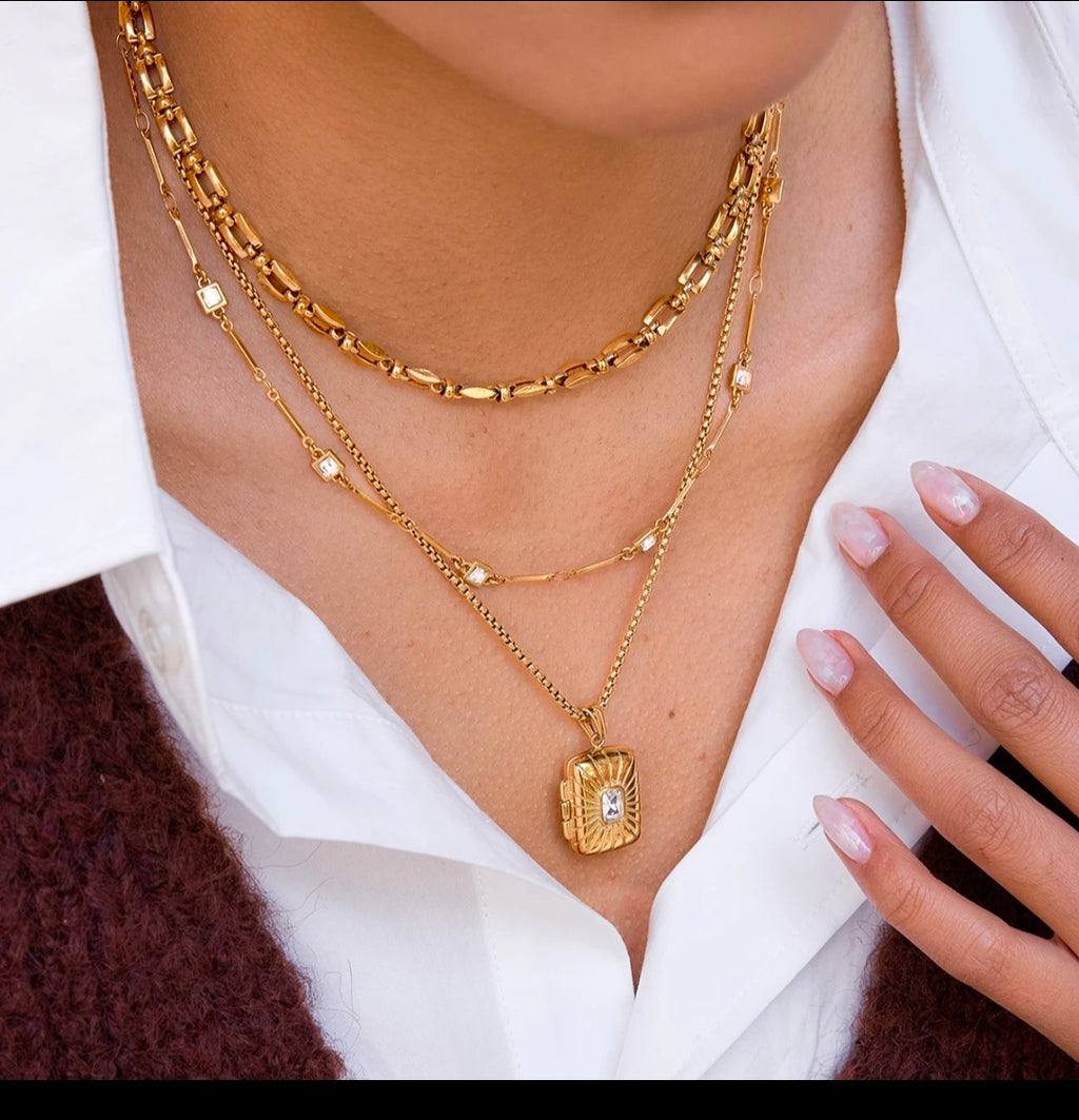 Gold Sunburst Locket Necklace – Elegant Pendant Chain | Rosé Luxe Jewelry