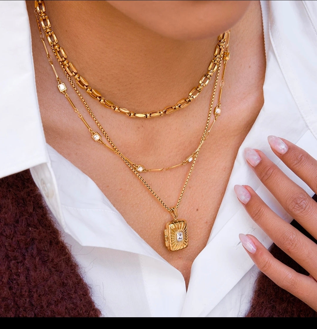 Gold Sunburst Locket Necklace – Elegant Pendant Chain | Rosé Luxe Jewelry
